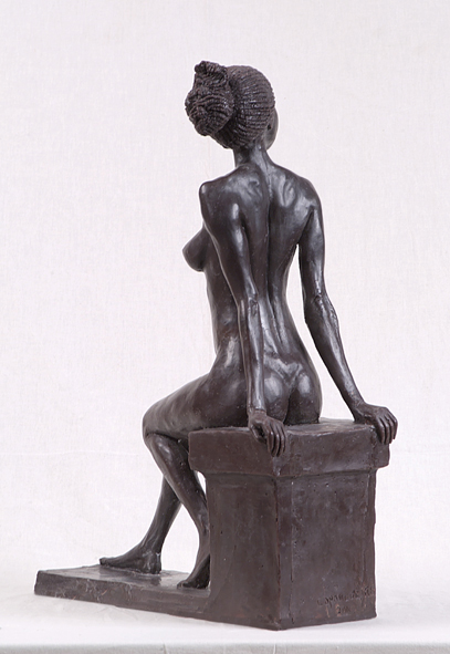 Скульптурная композиция Ню "Сидящая"