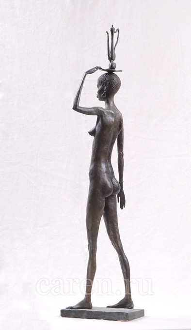 Скульптурная композиция Ню "African girl walking with a jar"