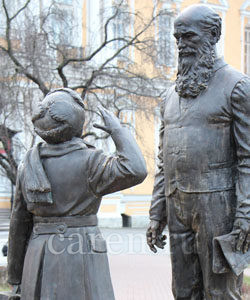 Памятник суворовцу Прибыл на каникулы