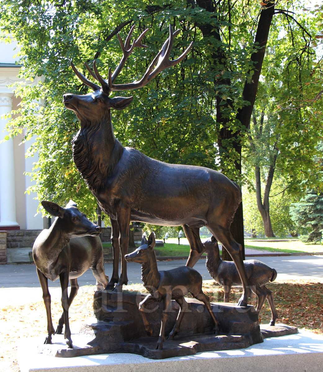 Памятник "Олени"